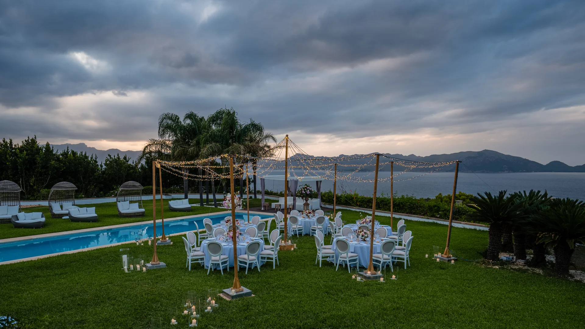 Abendliche Hochzeitsfeier mit Lichterketten und Meerblick auf Mallorca
